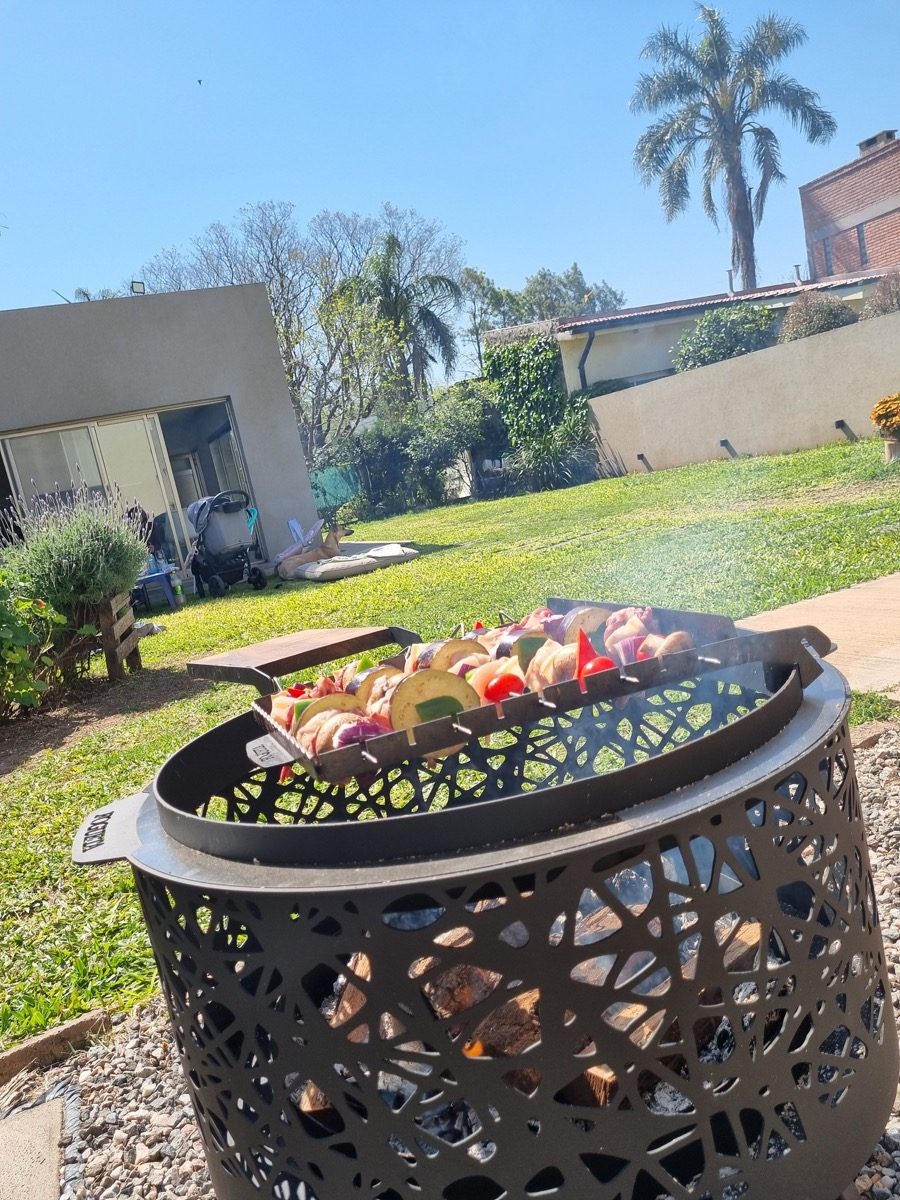 Fogueta con accesorios de cocina en un jardín