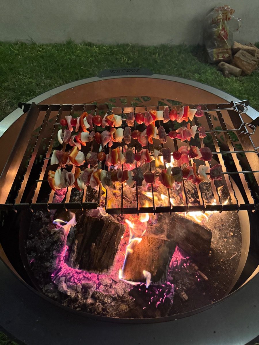 Parrilla sobre brasas en una Fogueta encendida