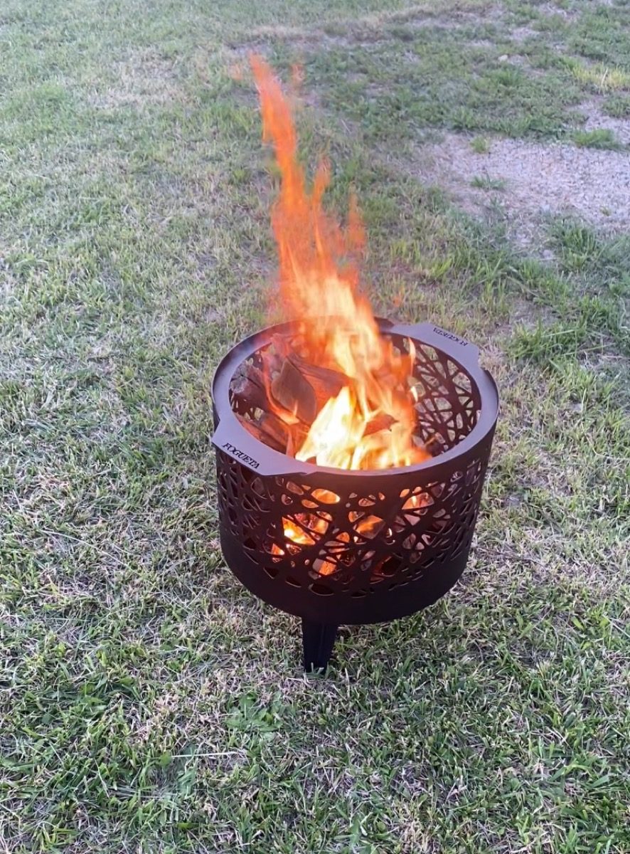 Fogonero Fogueta encendido sobre el pasto